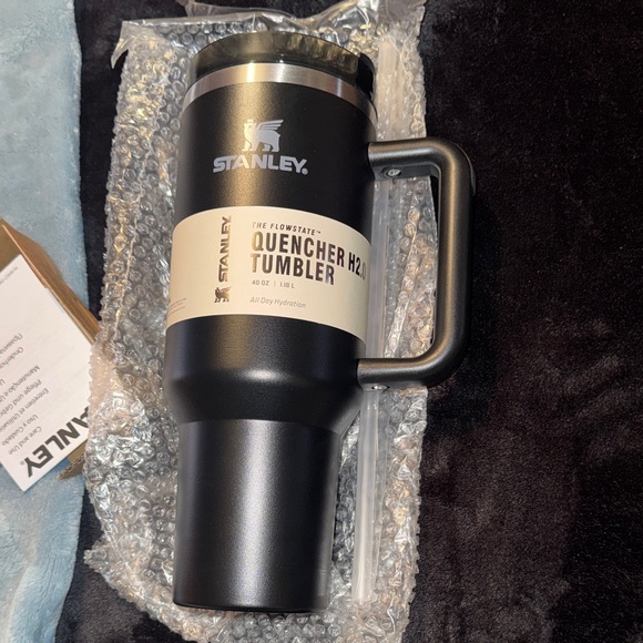 Stanley Black Insulated Bottle - Picture 4 of 7